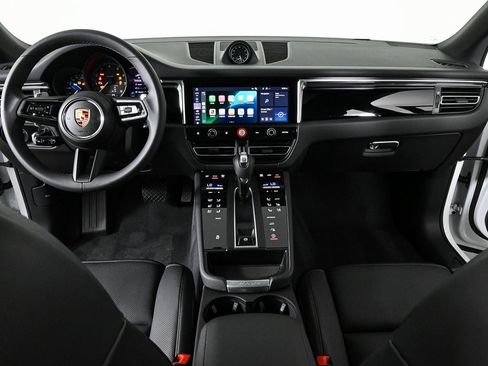 Certified 2025 Porsche Macan AWD image 20