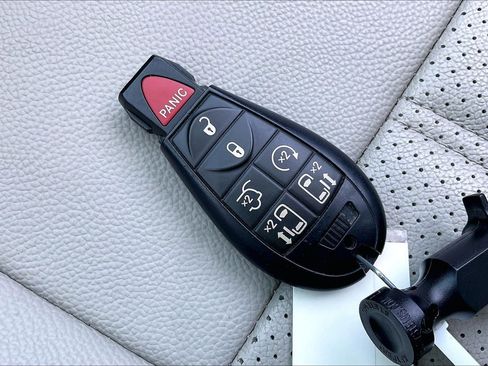 Used 2016 Chrysler Town & Country Touring-L w/ Driver Convenience Group FWD image 9