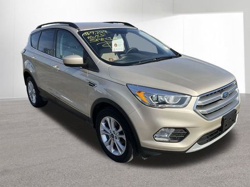 Used 2017 Ford Escape SE w/ Equipment Group 201A image 3