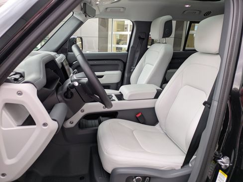 Used 2025 Land Rover Defender 130 S image 27