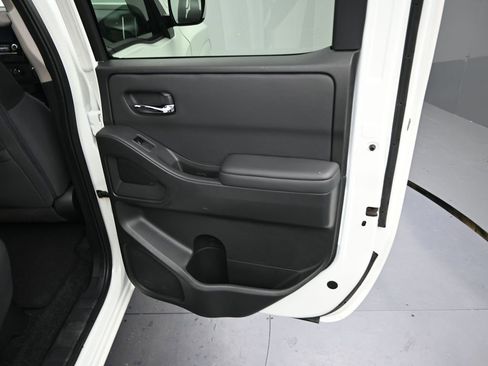 Used 2024 Nissan Frontier SV AWD/4WD image 9