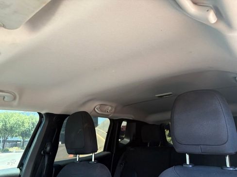 Used 2017 Jeep Renegade Latitude FWD image 8