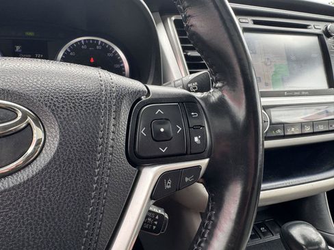 Used 2019 Toyota Highlander XLE AWD/4WD image 19