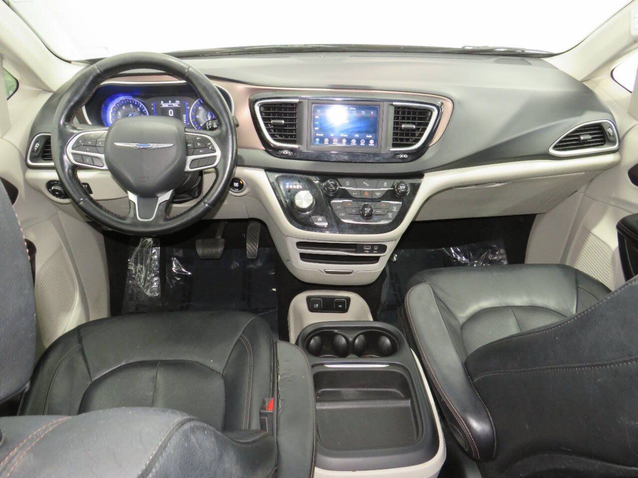 Used 2019 Chrysler Pacifica Touring-L FWD image 17