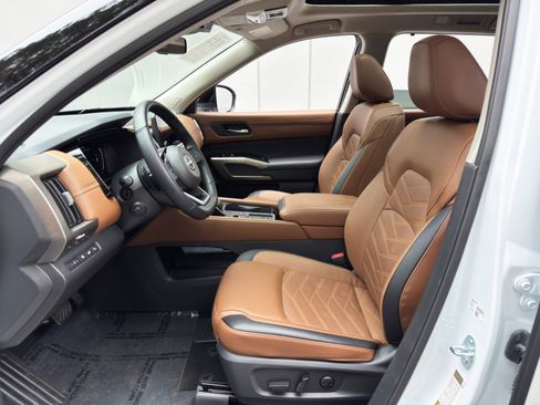 Used 2025 Nissan Pathfinder Platinum FWD image 17