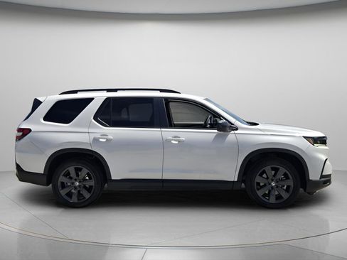 Certified 2025 Honda Pilot Sport image 3