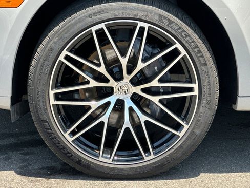 Certified 2024 Porsche Macan AWD/4WD image 27