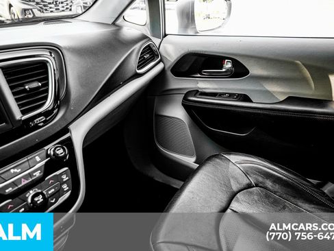 Used 2019 Chrysler Pacifica Touring-L image 47