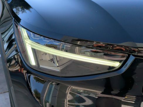 Used 2025 Volvo XC40 B5 Core image 11