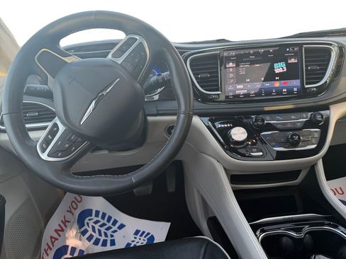 Used 2023 Chrysler Pacifica Limited image 10