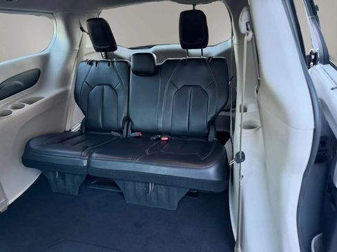 Used 2023 Chrysler Pacifica Touring-L FWD image 33