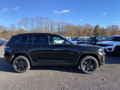 New 2025 Jeep Grand Cherokee Laredo image 2