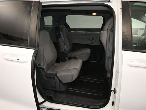 Used 2021 Toyota Sienna LE image 41