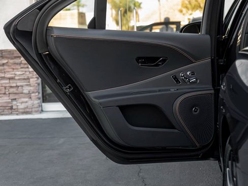 Used 2025 Bentley Flying Spur Plug-In Hybrid image 19