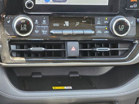 Used 2023 Toyota Highlander XLE FWD image 18