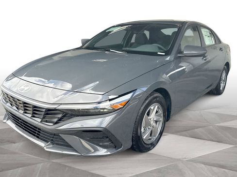 Used 2025 Hyundai Elantra SE FWD image 4