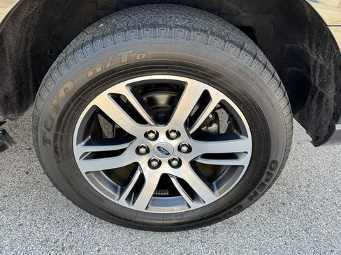 Used 2024 Ford Expedition Limited image 7