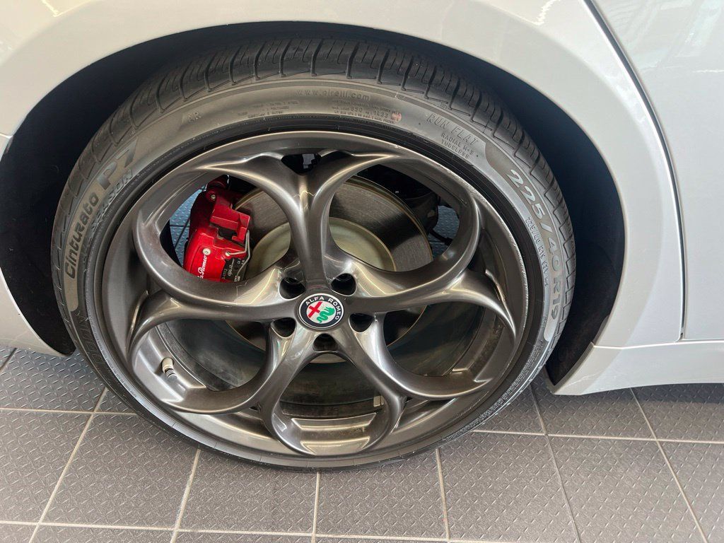 Used 2017 Alfa Romeo Giulia Ti w/ TI 19" Sport Package RWD image 13