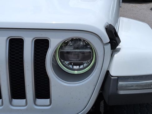Used 2018 Jeep Wrangler Unlimited Sahara AWD/4WD image 10