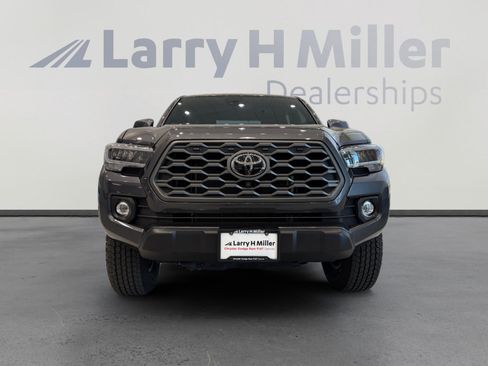 Used 2023 Toyota Tacoma TRD Off-Road w/ TRD Premium Off Road Package AWD/4WD image 8