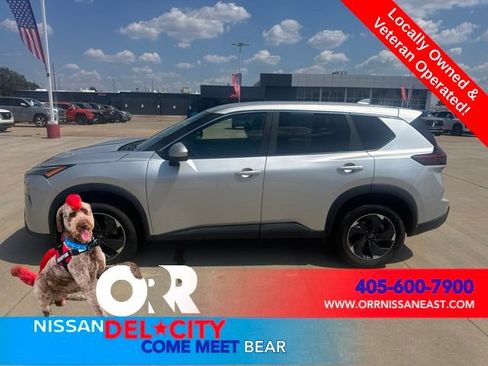 Used 2025 Nissan Rogue SV AWD/4WD image 2