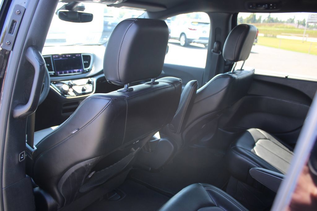 Used 2025 Chrysler Pacifica Select FWD image 26