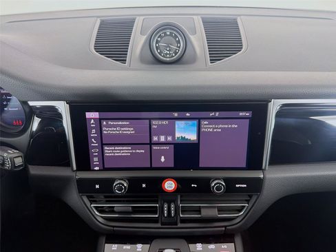 Certified 2023 Porsche Macan AWD/4WD image 18
