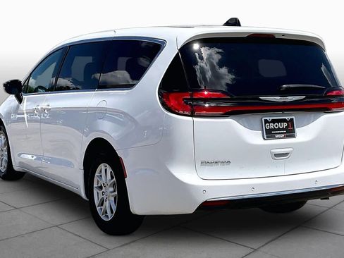 Used 2025 Chrysler Pacifica Select FWD image 11