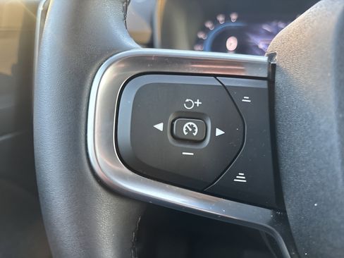 Used 2025 Volvo XC40 B5 Plus image 25