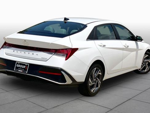 Used 2025 Hyundai Elantra Limited FWD image 12