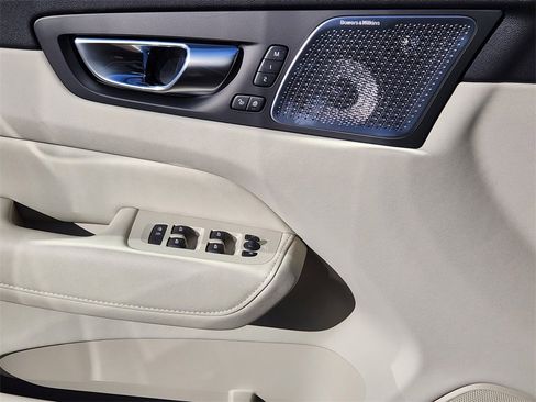 New 2026 Volvo XC60 B5 Ultra w/ Climate Package image 3