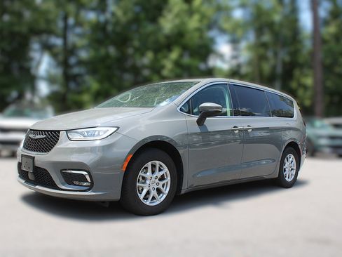 Used 2023 Chrysler Pacifica Touring-L FWD image 3