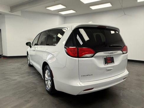 Used 2017 Chrysler Pacifica Touring w/ Tire & Wheel Group FWD image 4