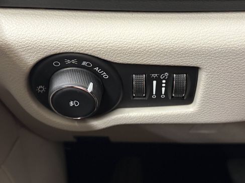 Used 2024 Chrysler Pacifica Touring-L FWD image 20
