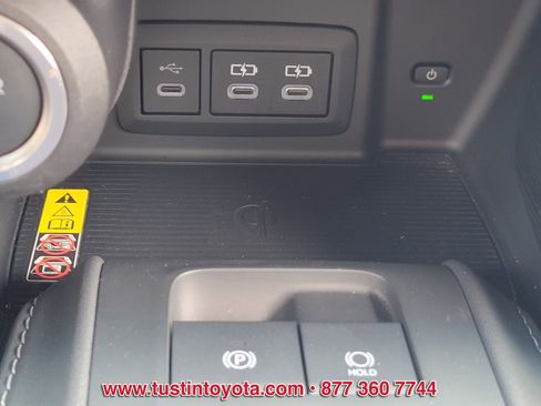 Certified 2024 Toyota Venza XLE AWD/4WD image 23