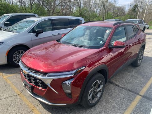 Used 2025 Chevrolet Trax LT image 1