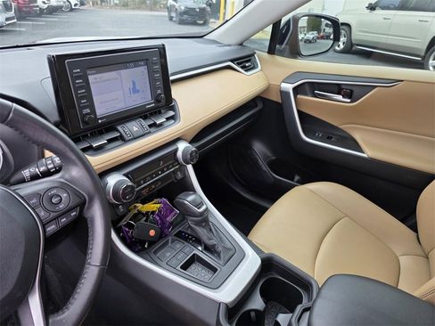Used 2020 Toyota RAV4 XLE Premium image 22