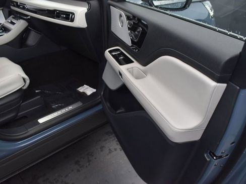 New 2026 Lincoln Aviator Reserve w/ Luxury Package AWD/4WD image 17