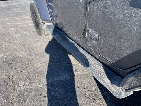 Used 2022 Jeep Wrangler Unlimited Sahara w/ Cold Weather Group image 18