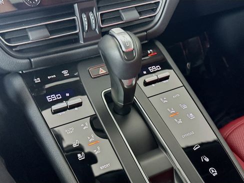 Certified 2025 Porsche Macan image 17