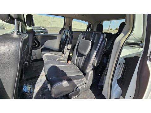 Used 2015 Chrysler Town & Country Touring image 20