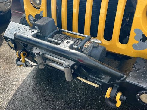 Used 2015 Jeep Wrangler Unlimited Rubicon w/ Connectivity Group image 4