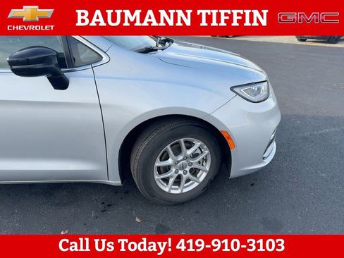 Used 2024 Chrysler Pacifica Touring-L image 26