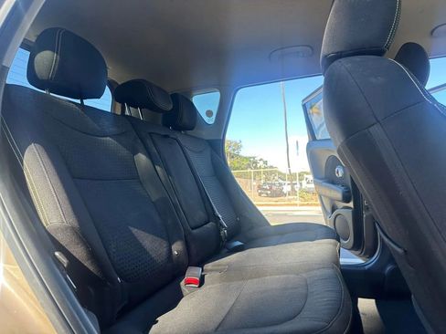 Used 2014 Kia Soul + image 12