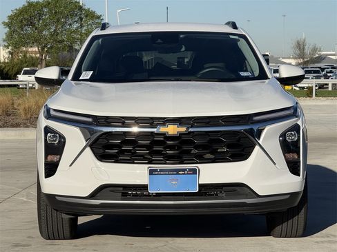 Used 2025 Chevrolet Trax LT image 9