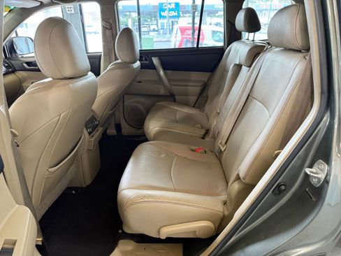 Used 2011 Toyota Highlander SE w/ Tow Pkg FWD image 10