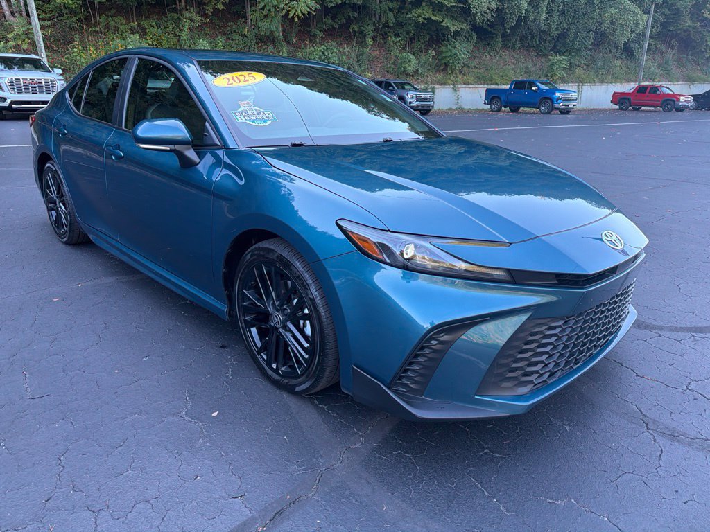 Used 2025 Toyota Camry SE w/ Convenience Package FWD image 5
