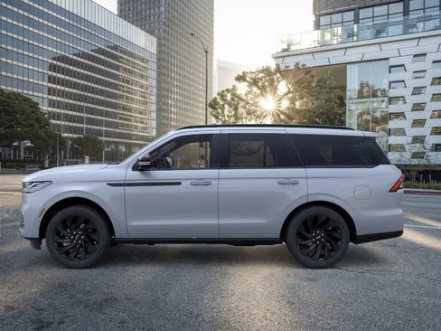 New 2026 Lincoln Navigator Reserve w/ Jet Appearance Package AWD/4WD image 3