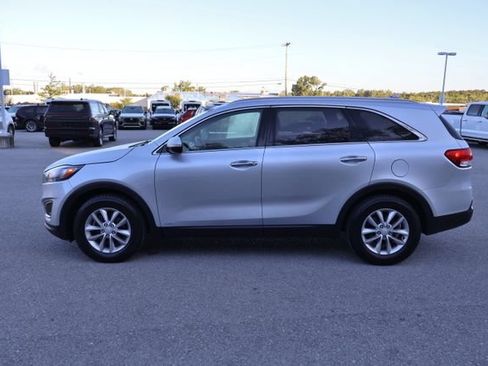 Used 2018 Kia Sorento AWD image 4