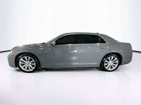 Used 2019 Chrysler 300 Touring w/ Chrome Appearance Package RWD image 2